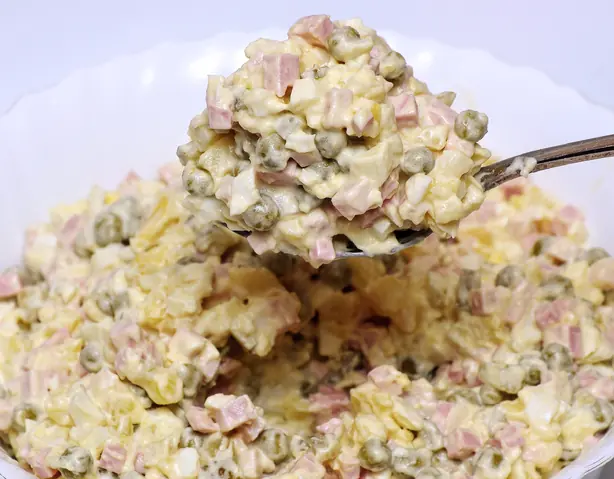 Foto von Klassischer Russischer Salat (Salat Olivier) – fertig angerichtet