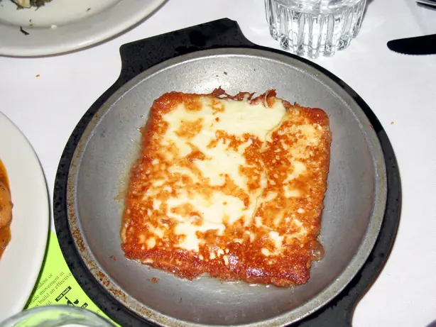 Foto von Klassischer Saganaki (Griechischer gebratener Käse) – fertig angerichtet