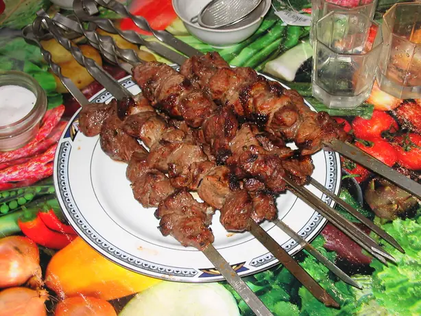 Foto von Klassischer Schaschlik (Shashlik) – fertig angerichtet