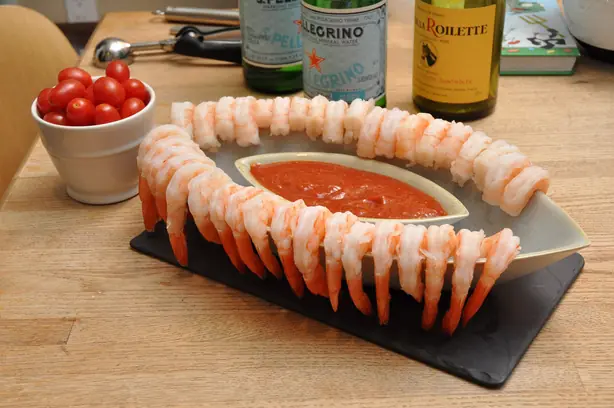 Foto von Klassischer Shrimp-Cocktail mit pikanter Meerrettich-Sauce – fertig angerichtet
