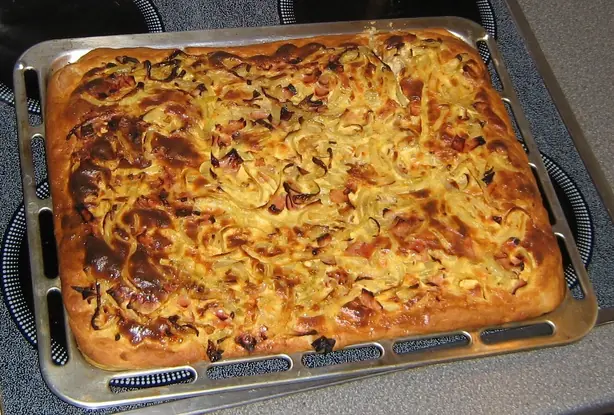 Foto von Klassischer Zwiebelkuchen – fertig angerichtet