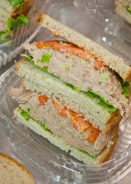 Foto von Klassisches amerikanisches Thunfisch-Sandwich – fertig angerichtet