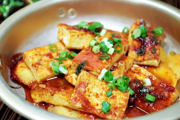 Foto von Klassisches Dubu-jorim – Koreanischer geschmorter Tofu – fertig angerichtet