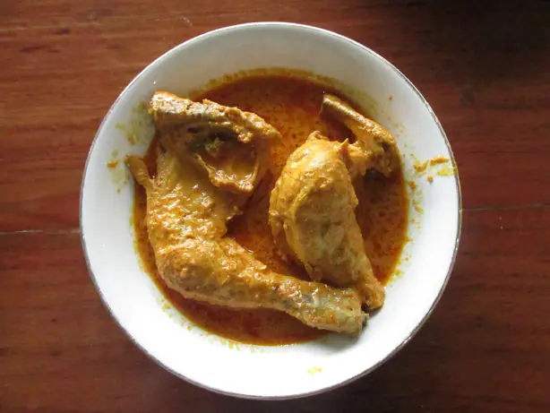 Foto von Klassisches Gulai – Das goldene Curry Indonesiens – fertig angerichtet