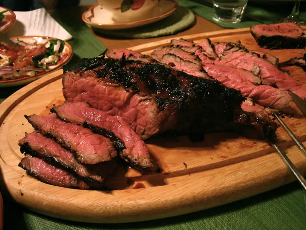 Foto von Klassisches London Broil - Perfekt mariniertes Rindersteak – fertig angerichtet