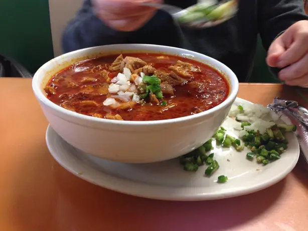 Foto von Klassisches Mexikanisches Menudo - Herzhafte Kuttelsuppe – fertig angerichtet