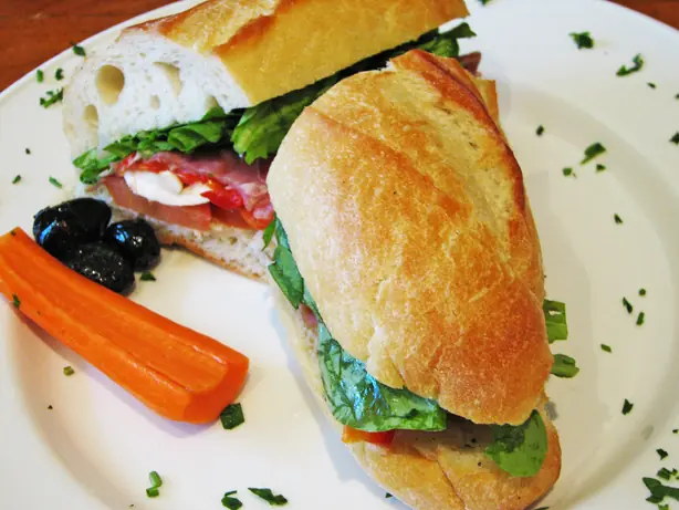 Foto von Klassisches Panino mit Prosciutto & Mozzarella – fertig angerichtet