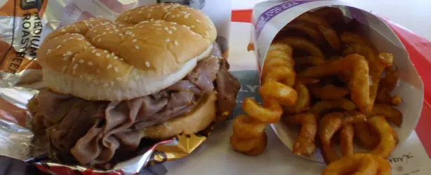 Foto von Klassisches Roastbeef-Sandwich mit BBQ-Sauce – fertig angerichtet