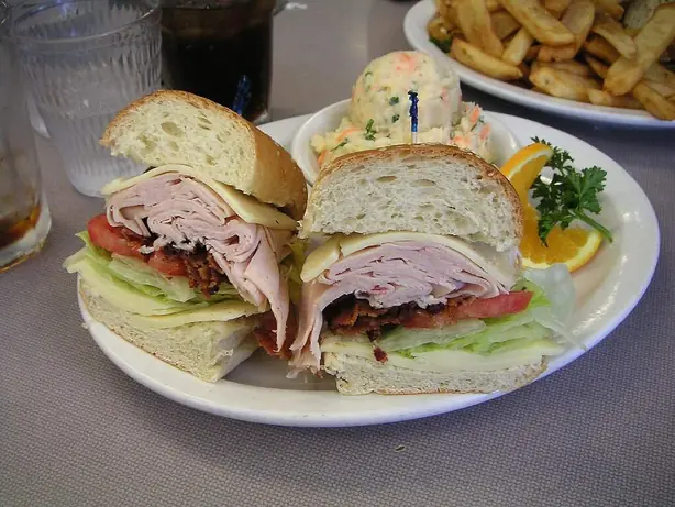 Foto von Klassisches Roastbeef-Sandwich (nach Art des Earl) – fertig angerichtet