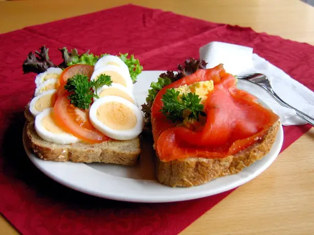 Foto von Klassisches Smørrebrød mit Roastbeef & Remoulade (Open-Faced Sandwich) – fertig angerichtet