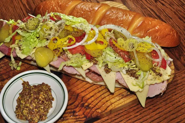 Foto von Klassisches Submarine Sandwich – fertig angerichtet