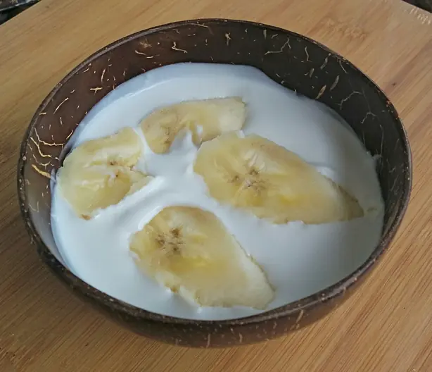 Foto von Kluai Buat Chi – Cremige Thai-Bananen in Kokosmilch – fertig angerichtet