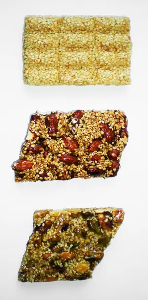 Foto von Knusprige Sesamriegel (Sesame Seed Candy) – fertig angerichtet