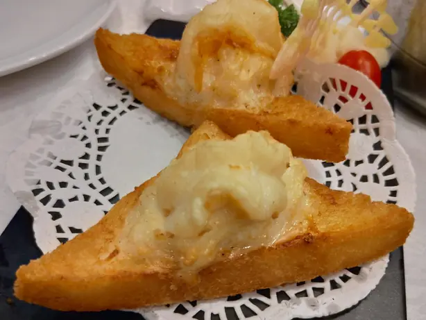 Foto von Knuspriger Garnelentoast (Hatosi) – fertig angerichtet