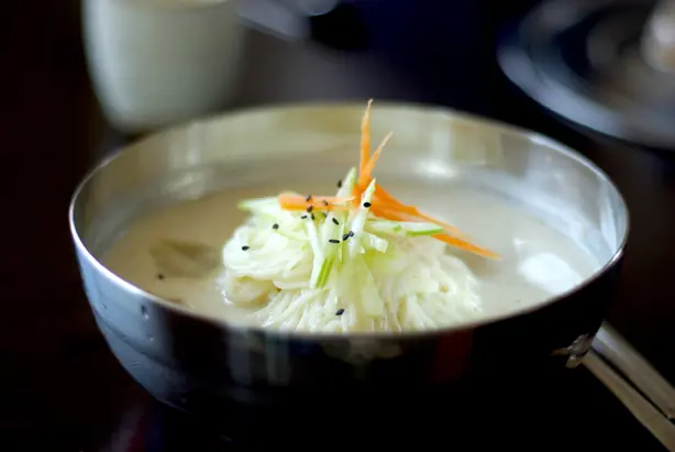 Foto von Kong-guksu: Koreanische kalte Sojabohnen-Nudelsuppe – fertig angerichtet