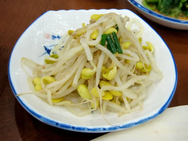 Foto von Kongnamul Muchim - Koreanischer Sojasprossen-Salat – fertig angerichtet