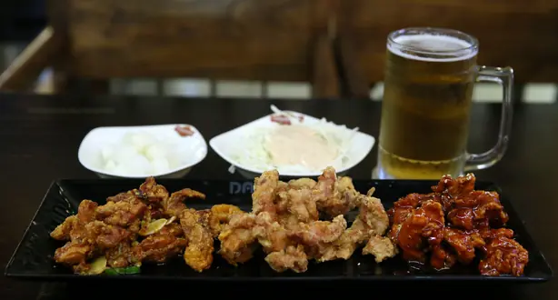 Foto von Korean Fried Chicken (Yangnyeom-Chikin) - Das Original mit der Doppel-Knusper-Garantie – fertig angerichtet