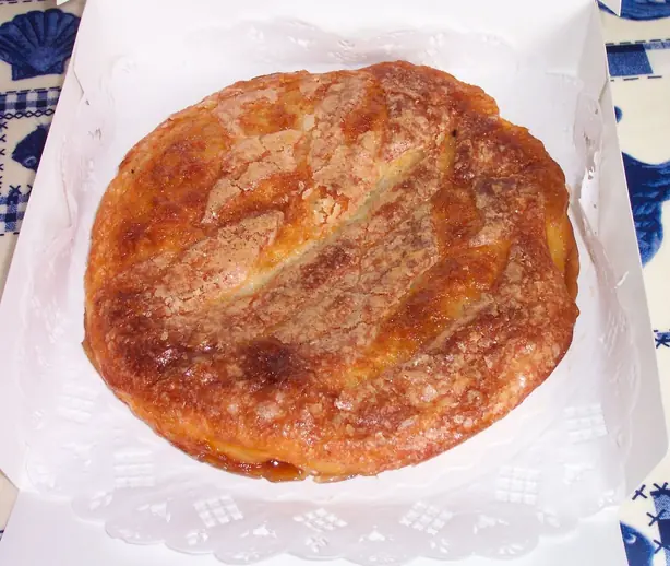 Foto von Kouign-amann – Der legendäre bretonische Butterkuchen mit Karamellkruste – fertig angerichtet