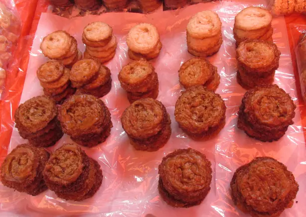 Foto von Kue Pinyaram - Der UFO-Kuchen aus West-Sumatra – fertig angerichtet