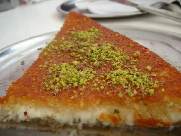 Foto von Künefe (Knafeh) – Der knusprige Käse-Traum aus dem Orient – fertig angerichtet