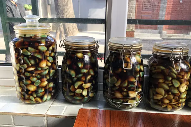 Foto von Laba Knoblauch – Jade-Grüner Eingelegter Knoblauch – fertig angerichtet
