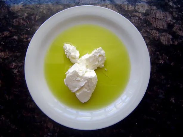 Foto von Labneh - Cremiger Libanesischer Frischkäse aus Joghurt – fertig angerichtet