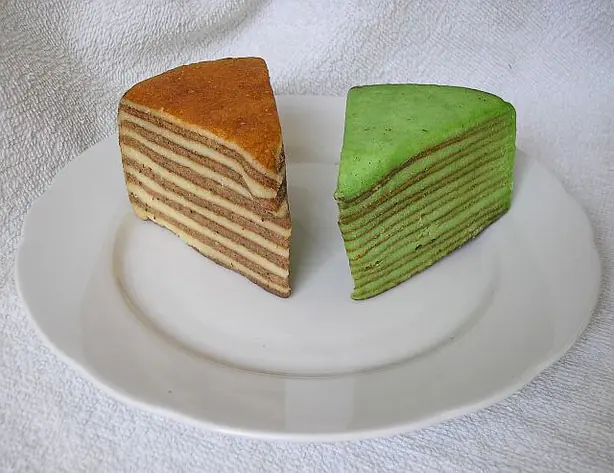 Foto von Lapis Legit - Der legendäre indonesische Schichtkuchen (Spekkoek) – fertig angerichtet