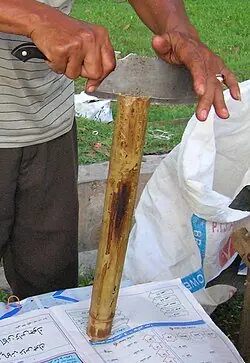 Foto von Lemang (Traditioneller Klebreis im Bambusrohr) – fertig angerichtet