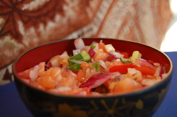 Foto von Lomi-Lomi Lachs – Der hawaiianische Klassiker – fertig angerichtet