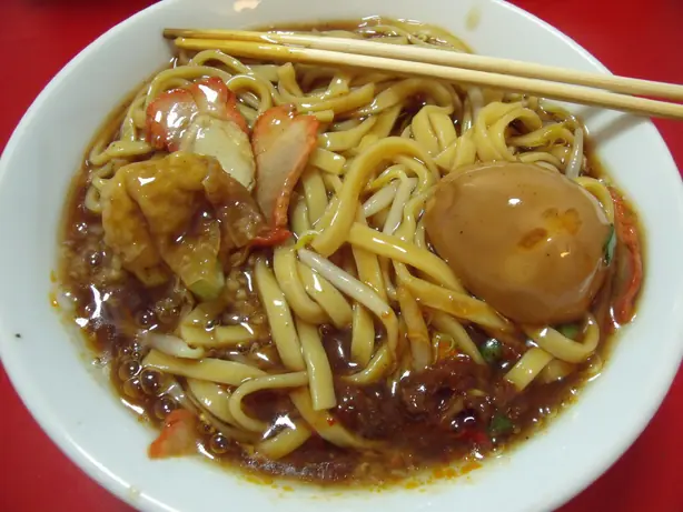 Foto von Lor Mee – Herzhafte Hokkien-Nudeln in aromatischer, sämiger Sauce – fertig angerichtet