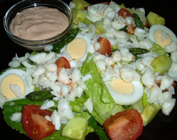 Foto von Louis Dressing - Der cremige Klassiker für Krabbensalate – fertig angerichtet