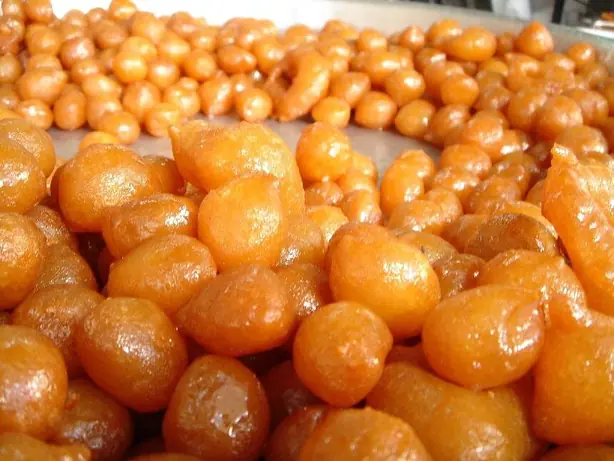 Foto von Loukoumades - Goldene griechische Honigbällchen – fertig angerichtet