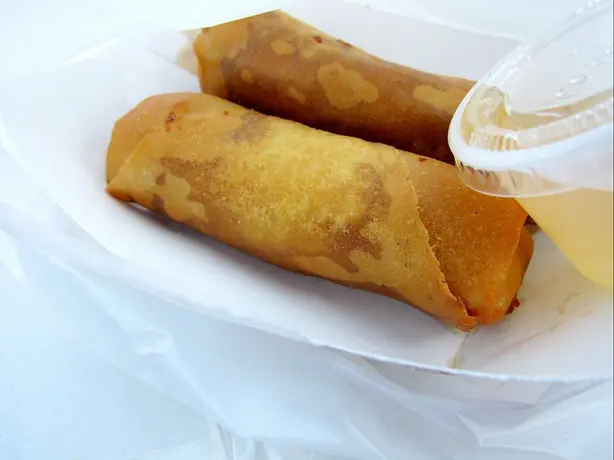 Foto von Lumpiang Gulay - Knusprige philippinische Gemüse-Frühlingsrollen – fertig angerichtet
