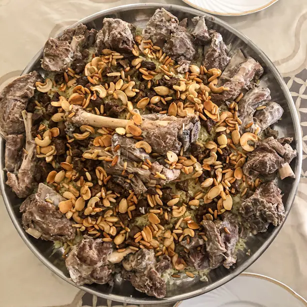 Foto von Mansaf - Das jordanische Nationalgericht mit zartem Lamm und Jameed – fertig angerichtet