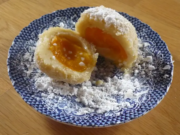 Foto von Marillenknödel - Der österreichische Klassiker mit fluffigem Topfenteig – fertig angerichtet