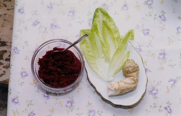 Foto von Maror - Traditionelle Bitterkräuter für den Sederabend – fertig angerichtet