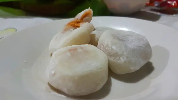 Foto von Masi - Süße philippinische Klebreisbällchen mit Erdnussfüllung – fertig angerichtet