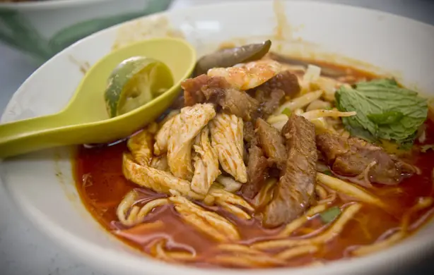 Foto von Mee Kari - Malaysische Curry-Laksa mit Kokosmilch und Garnelen – fertig angerichtet