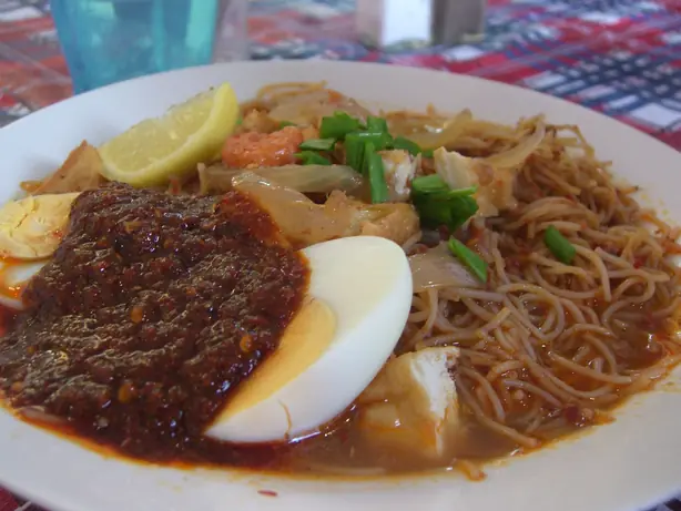 Foto von Mee Siam – Singapurische Reisnudeln in süß-sauer-scharfer Sauce – fertig angerichtet