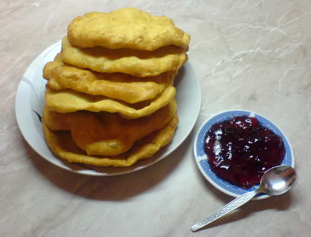 Foto von Mekitsa - Bulgarische Frühstücksklassiker aus Joghurt-Teig – fertig angerichtet