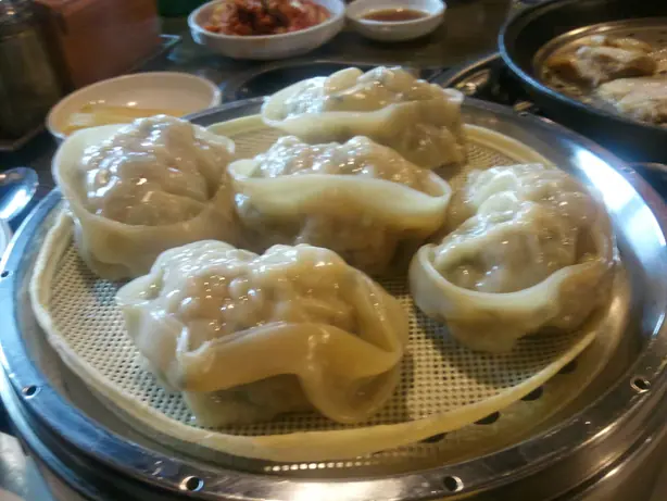 Foto von Memil Mandu - Koreanische Buchweizen-Teigtaschen nach Gangwon-Art – fertig angerichtet