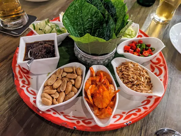 Foto von Miang Kham - Der thailändische "Ein-Bissen-Wrap" für die Sinne – fertig angerichtet