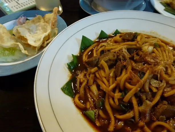 Foto von Mie Aceh - Würzige Curry-Nudeln aus Sumatra – fertig angerichtet