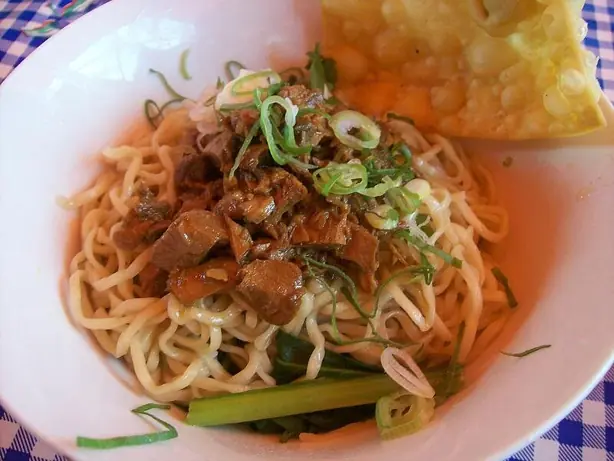 Foto von Mie Ayam - Indonesische Hähnchen-Nudeln mit aromatischem Topping – fertig angerichtet