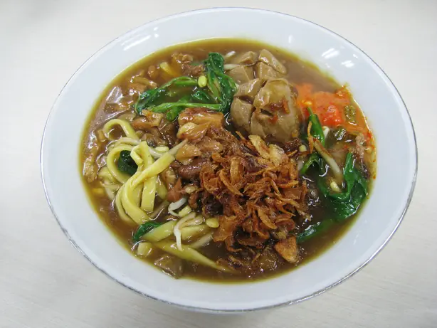 Foto von Mie Kangkung – Indonesische Nudelsuppe mit Wasserspinat – fertig angerichtet