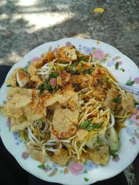 Foto von Mie Kopyok Semarang – Die aromatische Knoblauch-Nudelsuppe aus Zentraljava – fertig angerichtet