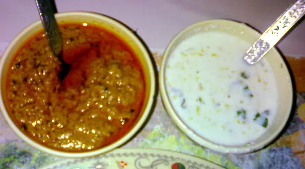 Foto von Mirchi ka Salan - Das würzige Hyderabadi Chili-Curry – fertig angerichtet