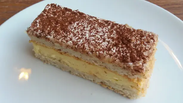 Foto von Misérable - Belgischer Mandel-Biskuitkuchen – fertig angerichtet