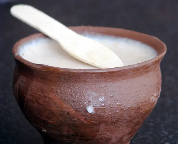 Foto von Mishti Doi – Cremiger bengalischer Karamell-Joghurt – fertig angerichtet