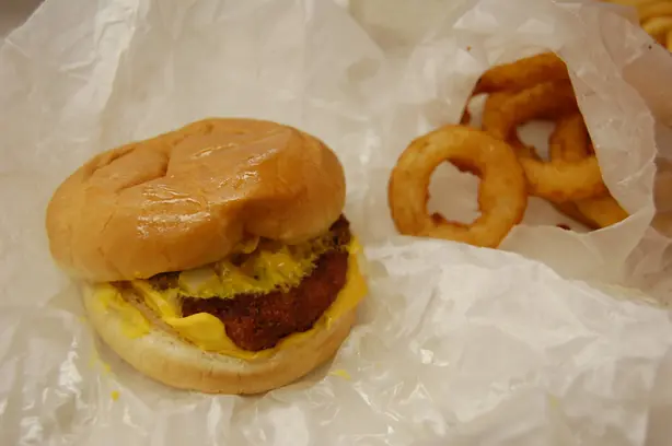 Foto von Mississippi Slugburger (Frittierter Südstaaten-Burger) – fertig angerichtet
